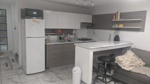 Una cocina con un refrigerador blanco y una encimera. en 5 min from the American Consulate, en Ciudad Juárez 6 fotos más