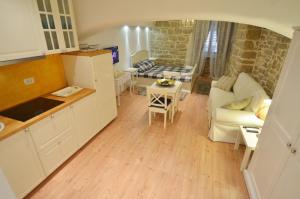cocina y sala de estar con sofá y mesa en Studios Villa Rossella 4, en Rovinj