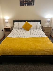 Säng eller sängar i ett rum på Bright and modern 2 bedroom home in Kirkwall