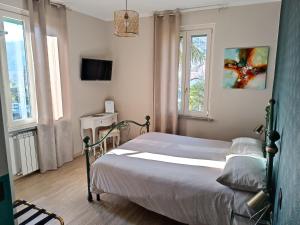 A bed or beds in a room at B&B VILLA PREZIOSA LAGO MAGGIORE