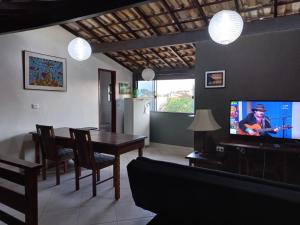 TV a/nebo společenská místnost v ubytování Ilha do Village