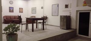 una stanza con un tavolo, sedie e un divano di Moonlit Bay Weligama a Weligama