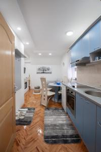 une cuisine avec un évier et une table à l'intérieur dans l'établissement Apartman Kopaonik Despotovic, à Kopaonik
