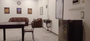 una sala d'attesa con sedie, tavolo e orologio di Moonlit Bay Weligama a Weligama