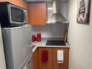 małą kuchnię z lodówką i kuchenką mikrofalową w obiekcie Vistas De San Juan One Bedroom One Bath 303 Apt w mieście San Juan