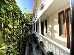 um corredor de um edifício com plantas na parede em Casa La Fe by BespokeColombia em Cartagena de Indias
