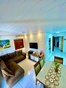 un salon avec un canapé et une table dans l'établissement A casa miracles, à São Miguel dos Milagres