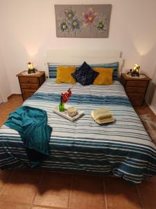 1 cama con edredón de rayas azul y blanco en Apartamento wifi alta velocidad, Netflix, piscina y jardin privados en Miami Platja