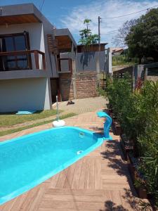 A piscina localizada em Férias em Torres ou nos arredores