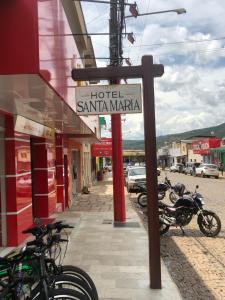 um sinal para um hotel Santa Marina numa rua em Hotel Santa Maria em Pirenópolis