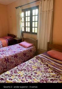 Llit o llits en una habitació de Sítio São Gerardo - Aconchegante casa no campo.