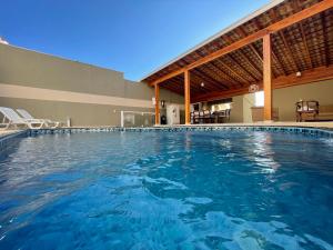 a large swimming pool in a hotel room at Espaço Nobre in Cunha