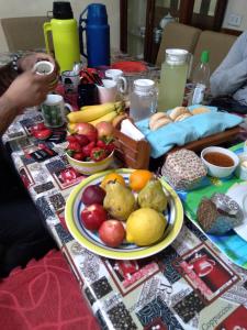 stół z dużą ilością owoców i warzyw w obiekcie Blanca Rosa Valparaiso B&B w mieście Valparaíso