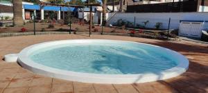 Der Swimmingpool an oder in der Nähe von Bungalow Colorado with garden #4