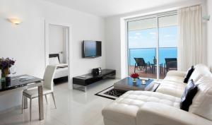TV a/nebo společenská místnost v ubytování Island Luxurious Suites Hotel and Spa