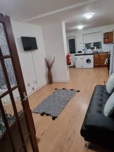 Lovely 5-Bed House in London