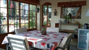 eine Küche mit einem Tisch und einer Decke darauf in der Unterkunft Les coronilles in Beaucaire