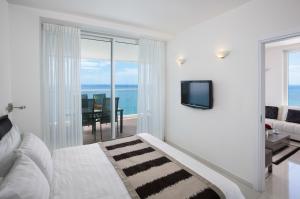 TV a/nebo společenská místnost v ubytování Island Luxurious Suites Hotel and Spa