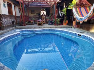 בריכת השחייה שנמצאת ב-Volcano Hostel או באזור