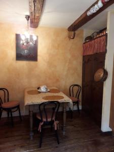 エギスハイムにあるGîte de charme sur les rempartsの部屋の中にテーブルと椅子があるダイニングルーム +11枚の写真