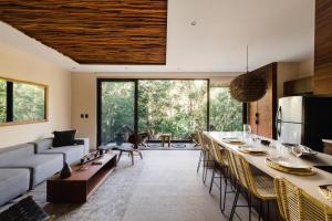 Χώρος καθιστικού στο Kataleya Tulum by Zaazil - Stylish & Luxury Penthouse & Apartment , Up to 16 People, Private Pool, Private Hot Tub, Terrace and Roof Top in Luum Zama in the Jungle