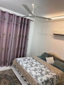 Postel nebo postele na pokoji v ubytování smart room + 2 fotografie