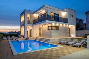 Bazén v ubytování Luxury villa Mia nebo v jeho okolí