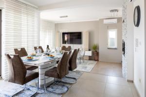 TV a/nebo společenská místnost v ubytování Luxury villa Mia