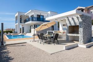Bazén v ubytování Luxury villa Mia nebo v jeho okolí