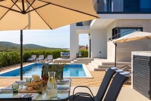 Bazén v ubytování Luxury villa Mia nebo v jeho okolí