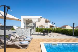 Bazén v ubytování Luxury villa Mia nebo v jeho okolí