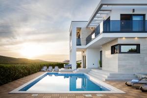 Bazén v ubytování Luxury villa Mia nebo v jeho okolí