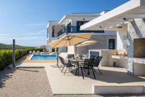 Bazén v ubytování Luxury villa Mia nebo v jeho okolí