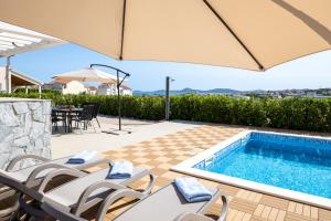 Bazén v ubytování Luxury villa Mia nebo v jeho okolí