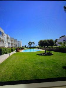 Piscina de la sau aproape de Apartamento con piscina en una preciosa playa
