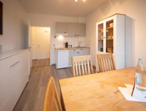 een keuken en eetkamer met een tafel en stoelen bij Gemütliches Apartment direkt am Hafen von Dortmund in Dortmund
