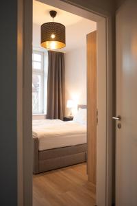 een slaapkamer met een bed en een raam bij Gemütliches Apartment direkt am Hafen von Dortmund in Dortmund
