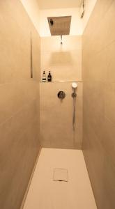 een kleine badkamer met een douche en een wastafel bij Gemütliches Apartment direkt am Hafen von Dortmund in Dortmund