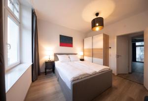 een slaapkamer met een groot bed en een raam bij Gemütliches Apartment direkt am Hafen von Dortmund in Dortmund