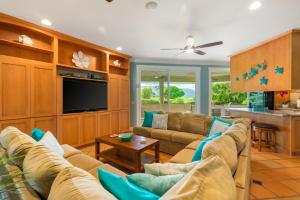 Ruang duduk di Hale Ohana Nui home