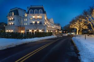 un bâtiment dans une rue enneigée la nuit dans l'établissement The Chateau Grande Hotel, à East Brunswick