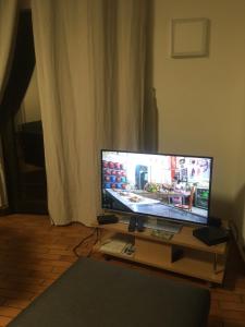 a flat screen tv sitting on top of a table at Le XIII in Hoenheim