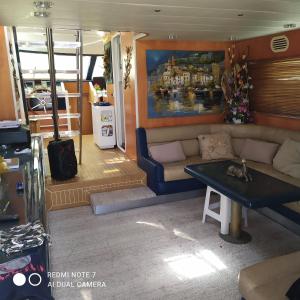a living room with a couch and a table at ΜΕΓΑΡΑ yacht Λιμανι Νέας Περάμου in Megara
