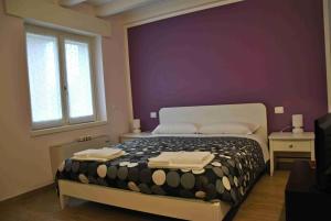 1 dormitorio con 1 cama con 2 toallas en B&B Francesca, en Verona