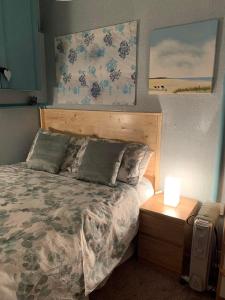 モラーにあるCross Bothyのベッドルーム1室(ベッド1台、ランプ付きテーブル付)