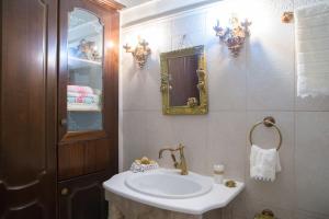 łazienka z białą umywalką i lustrem w obiekcie Woods cottage Loutra Pozar Aridaia w mieście Megaplátanos +19 zdjęć