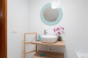 DARUMA APARTMENTS 2-Bedroom Duplex with Sea Views的一间浴室