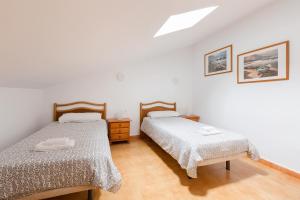 DARUMA APARTMENTS 2-Bedroom Duplex with Sea Views客房内的一张或多张床位