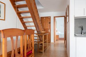 DARUMA APARTMENTS 2-Bedroom Duplex with Sea Views的厨房或小厨房