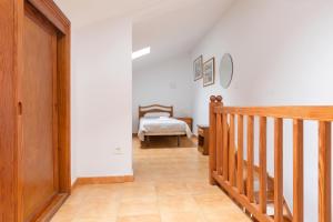 DARUMA APARTMENTS 2-Bedroom Duplex with Sea Views客房内的一张或多张床位
